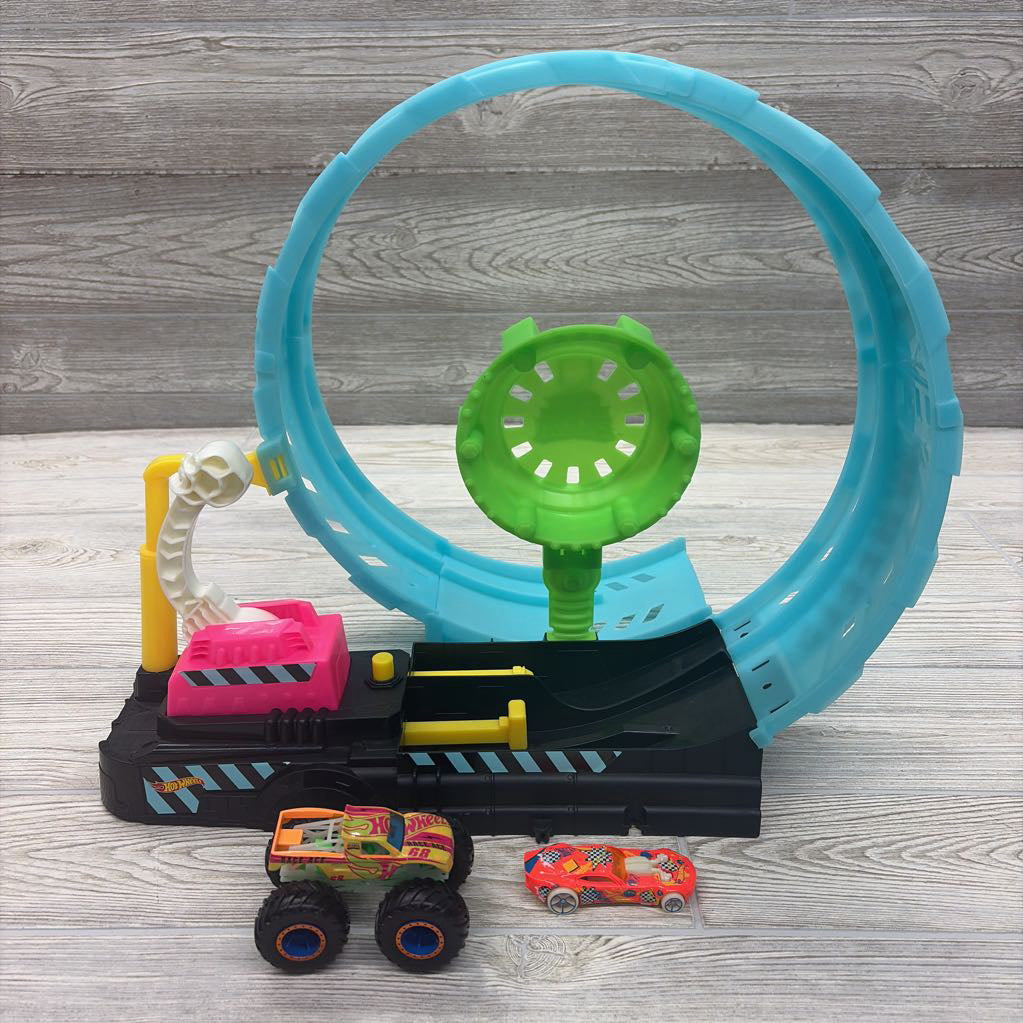 Monster Trucks Glow In The Dark Epic Loop Challenge Playset