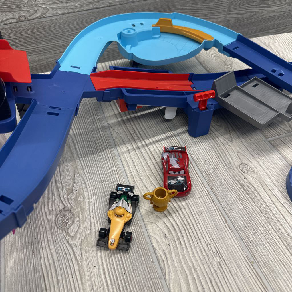 Cars GRC Jumping Raceway Playset with 2 Cars