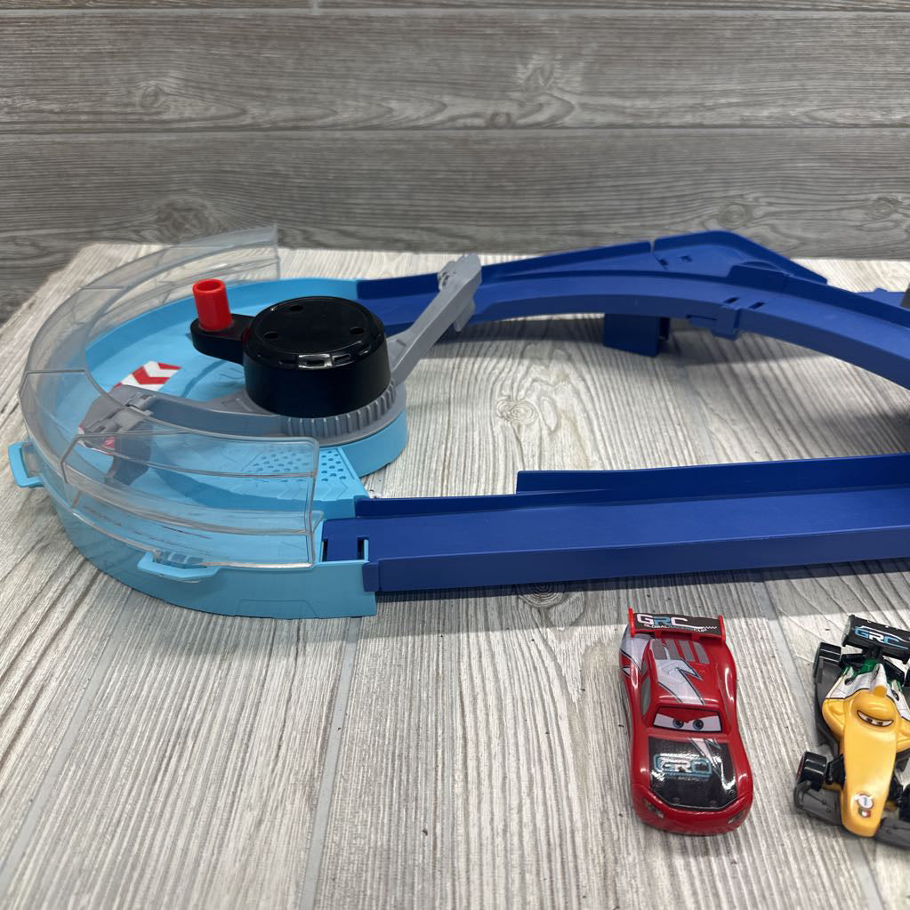 Cars GRC Jumping Raceway Playset with 2 Cars