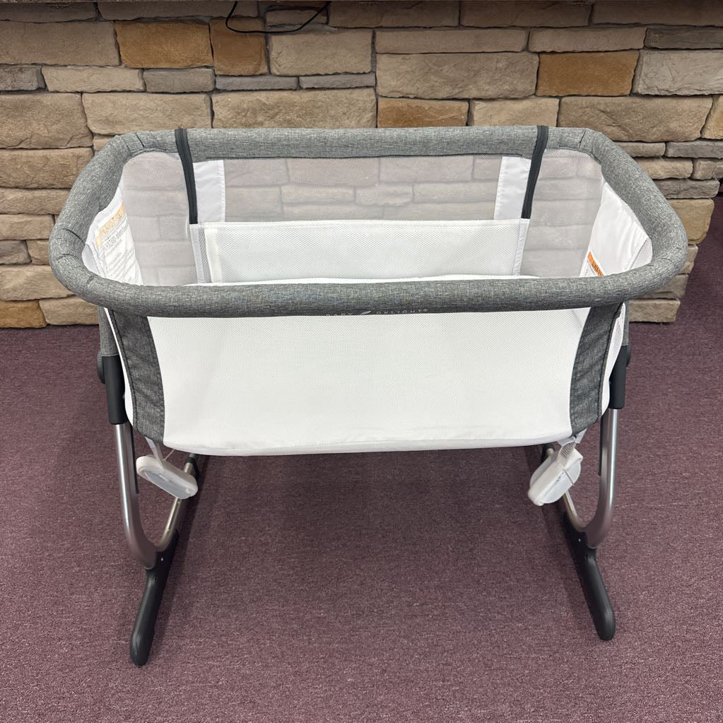 Beside Me Dreamer Bedside Bassinet