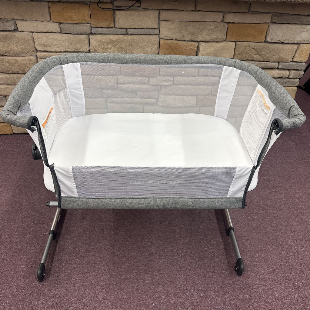 Beside Me Dreamer Bedside Bassinet