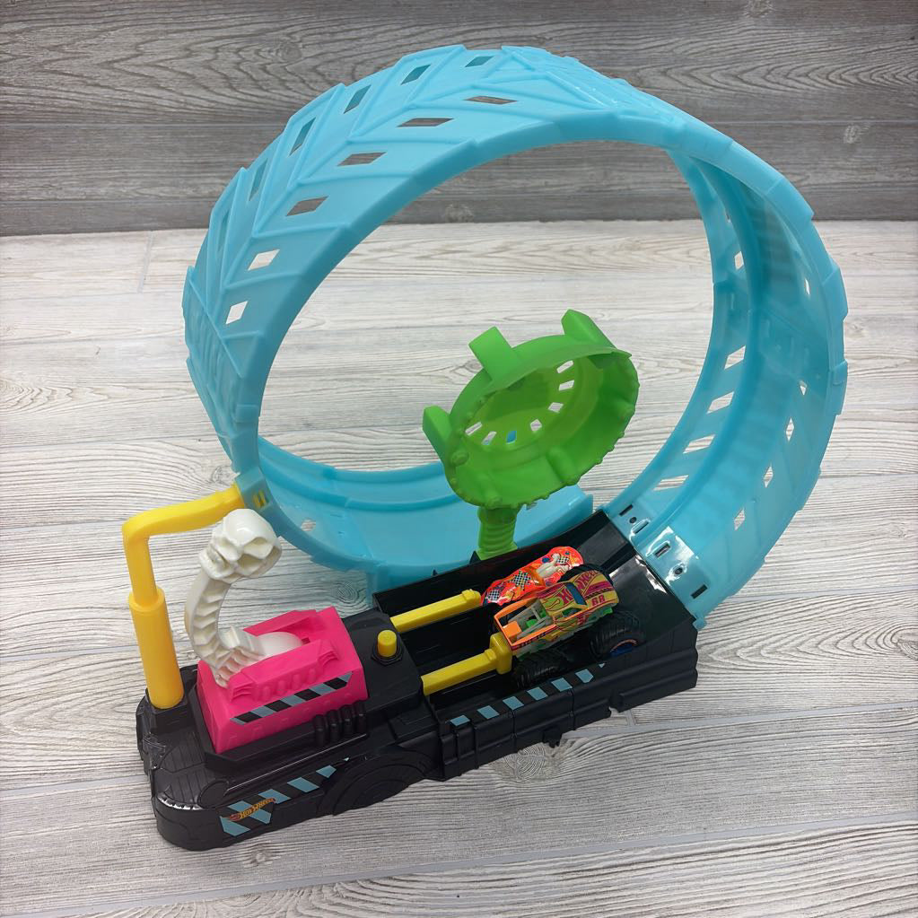 Monster Trucks Glow In The Dark Epic Loop Challenge Playset