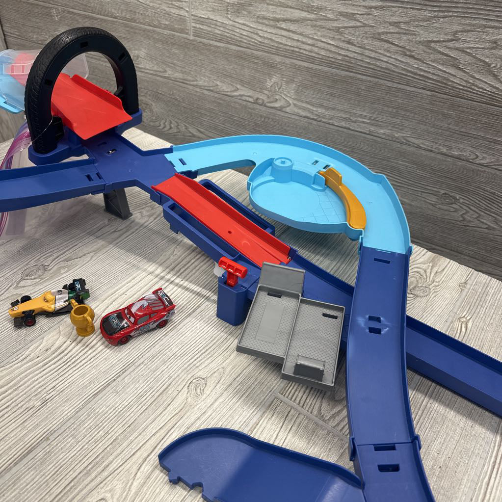 Cars GRC Jumping Raceway Playset with 2 Cars