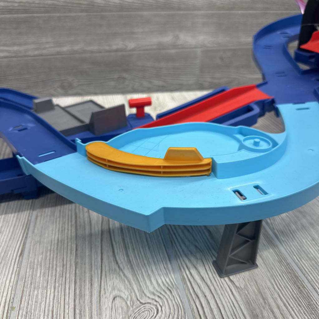 Cars GRC Jumping Raceway Playset with 2 Cars