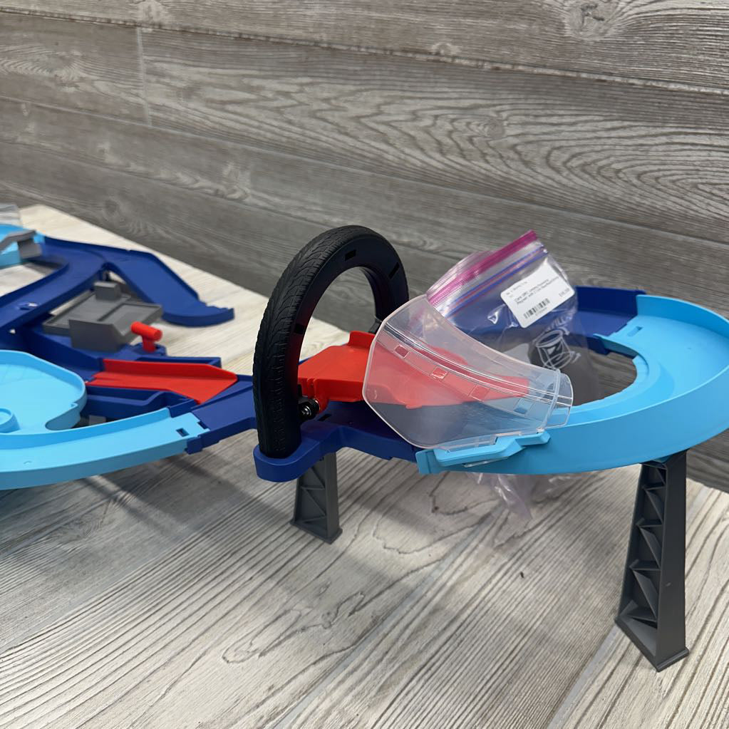 Cars GRC Jumping Raceway Playset with 2 Cars